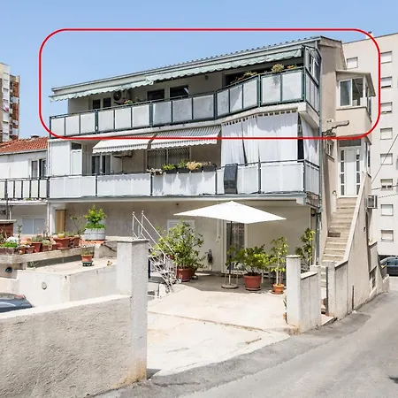 アパート Spacious W Three Balconies And Parking スプリト