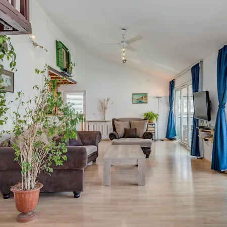 Spacious W Three Balconies And Parking 斯普利特